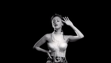 Phyllisia Ross – Pi Bon